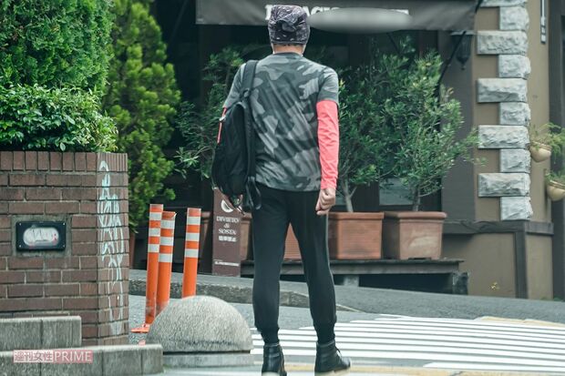 '20年5月、高級住宅街を歩く吉川晃司