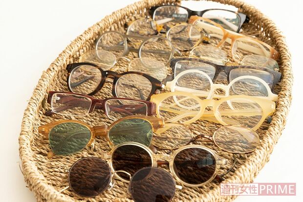 「メガネは自分自身を表す重要なアイテム。その日のファッションに合わせたり、会う人のイメージに合わせたりするのが楽しい!　リーズナブルなメガネが手軽に買えるようになってうれしいですが、30年前に買った老舗メガネ店・白山眼鏡店のメガネは今も現役。昭和レトロな雰囲気がおしゃれ度をアップ」　撮影╱齋藤周造