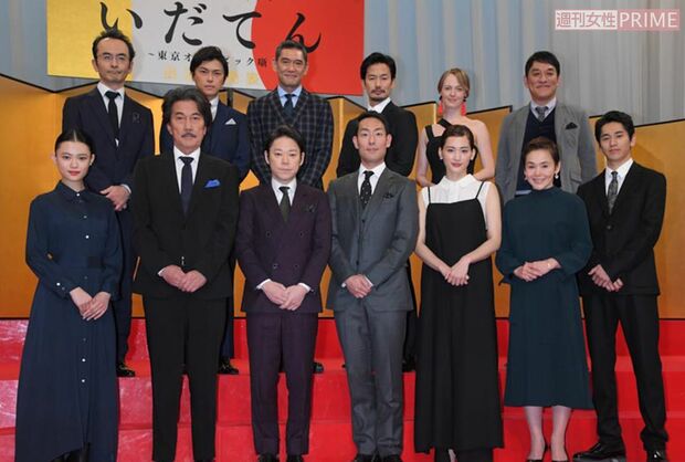 出演者会見に登場した主演の中村勘九郎（前列右から4番目）と、同じく主演の阿部サダヲ（左から3番目）