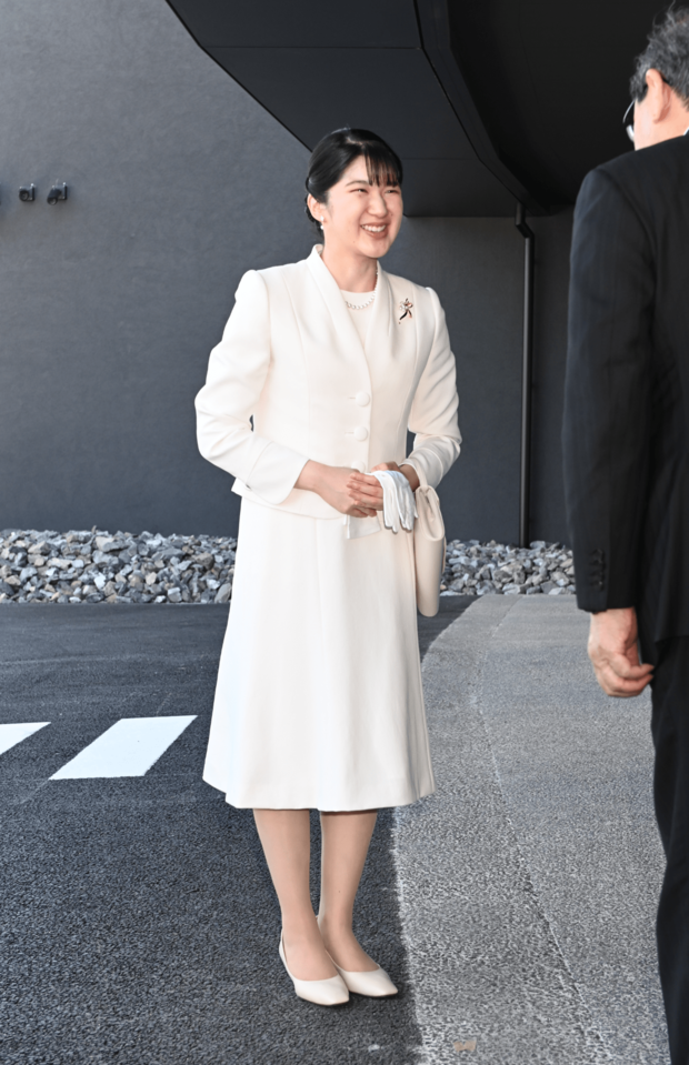 5月8日、万博をご視察された愛子さま。白いセットアップがエレガントな印象