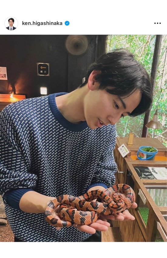 ヘビと戯れる東中健アナウンサー（本人インスタグラムより）
