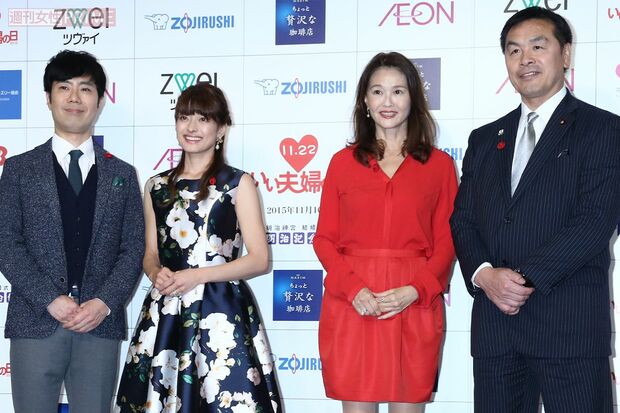 '15年の「パートナー・オブ・ザ・イヤー」に選出された（左から）藤井隆・乙葉夫妻、高見恭子・馳浩夫妻