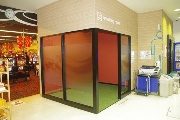 広々とした喫煙室（ぱちんこ大学A館　久米川店）