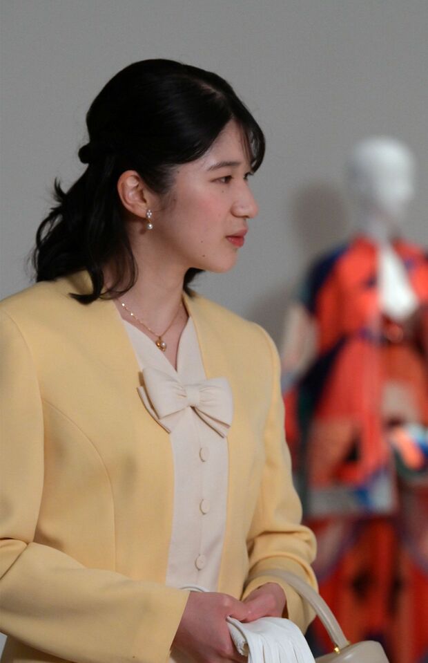 6月25日、ファッションデザイナー・森英恵さんの生誕100年を記念した展覧会を鑑賞された愛子さま。真剣なまなざしで展示されている洋服を鑑賞されて