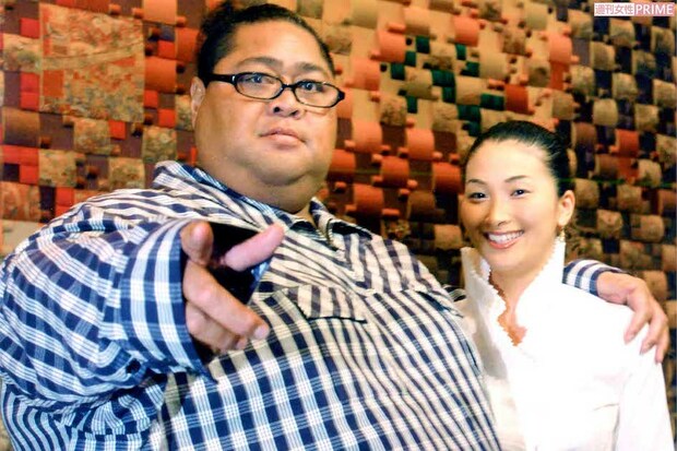 2004年にフラダンサーで歌手の飯島千絵さんと結婚した小錦