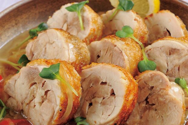 鶏ももロールの新玉ねぎ蒸し
