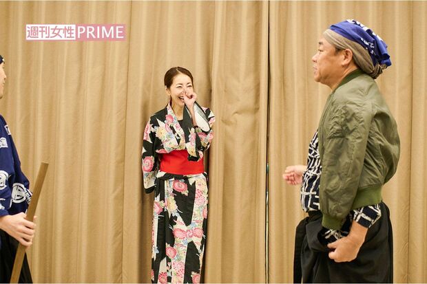 劇団の主宰者で坂本龍馬役の泉堅太郎とディスカッションする熊切あさ美　撮影／山田智絵