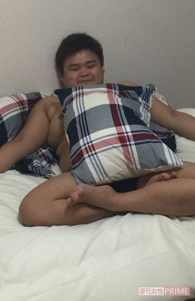 自宅ベッドの上でくつろいでいる西容疑者（読者提供）