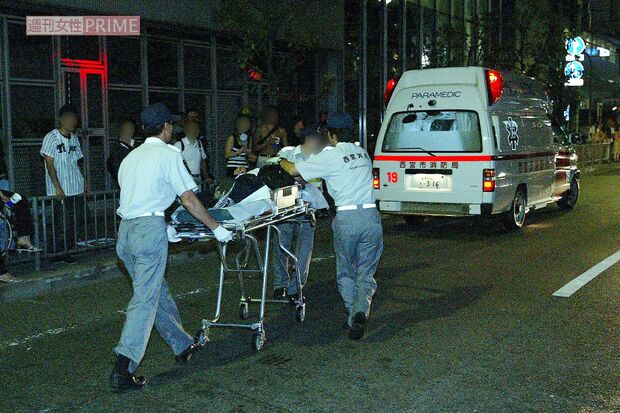 2003年9月15日、阪神タイガースの優勝を祝う一方で救急隊が駆けつける場面も