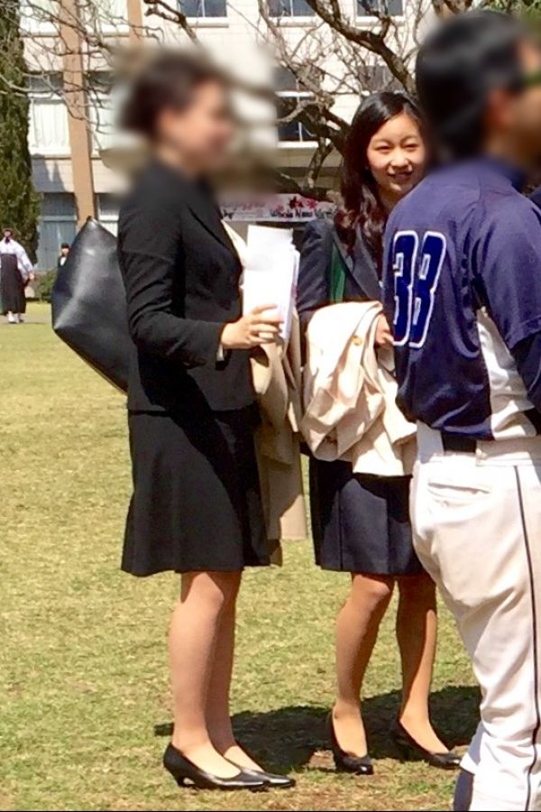  入学式の後、友人と談笑。ネット上にも撮影された写真が拡散した（4月2日）