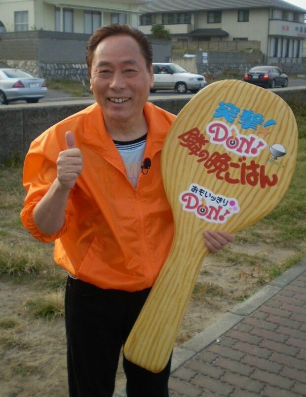 『隣の晩ごはん』といえば大きなしゃもじが代名詞