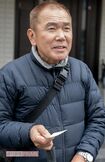 自宅前で取材に応じる小峰市議