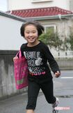 元気に英語塾へ出かけていく海音さん。取材班が来たのが嬉しかったのか「帰ってきても、まだいる? ねぇ、いる?」と尋ねてきた('11年8月)撮影/週刊女性写真班