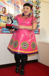 2017年　裾のフラワーモチーフがキュート。映画『きかんしゃトーマス』親子試写会