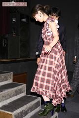 映画『寝ても覚めても』舞台挨拶にて、唐田の身体を支えるように腰下に手を回す東出（2019年9月）