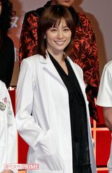 スカートの長さに注目が集まっているという米倉涼子（スタッフ談）