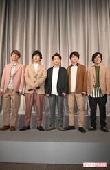『嵐 活動休止表明会見』にて、マイクを握りしめて前を向く5人