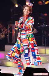 衣装さんに「国旗が着たいの！」とリクエスト。テーマは世界平和　撮影／廣瀬靖士