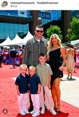 ロサンゼルス・ドジャースのフレディ・フリーマン選手は、2024年のオールスター戦前のレッドカーペットショーに家族で登場した（フリーマンのインスタグラムより）