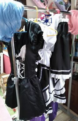 駄菓子屋店舗内にあったコスプレ衣装。かわいいキャラクターの出る作品の衣装だ（容疑者のツイッターより）