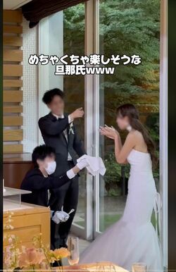 ファーストバイトで新郎から“顔面ケーキ”された新婦（TikTokより、一部編集部加工）