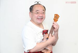 大好きなウクレレを抱えてポーズを決めるぴろき