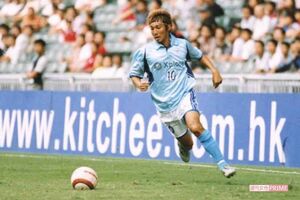'04年、香港プレミアリーグ『傑志(キッチーSC)』でプレーする伊藤。傑志は香港屈指の名門で、'18年にはワールドカップ得点王・ディエゴ・フォルラン(ウルグアイ)も所属