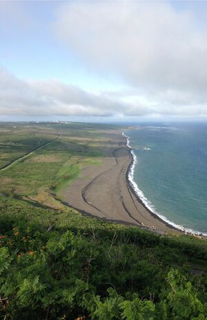 摺鉢山から見た海岸線。戦時中とも変わらない景色だという（提供）