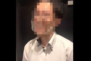 穏やかな口調で話すセールスマンK氏だが、このあと態度が豹変する（片岡氏のTwitterに投稿された動画より）