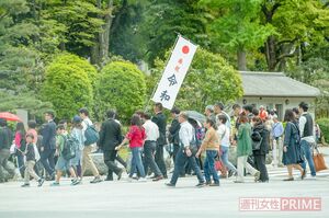 5月1日には、天皇陛下のご即位を祝福するために、「令和」幟を持参する人も
