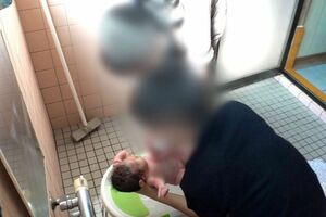 娘をお風呂に入れる山奥ももこさんとアツシさん（『ザ・ノンフィクション』より抜粋）