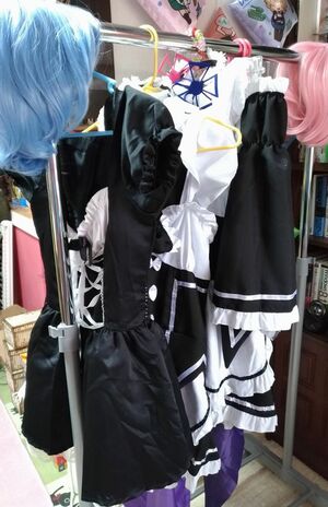 駄菓子屋店舗内にあったコスプレ衣装。かわいいキャラクターの出る作品の衣装だ（容疑者のツイッターより）