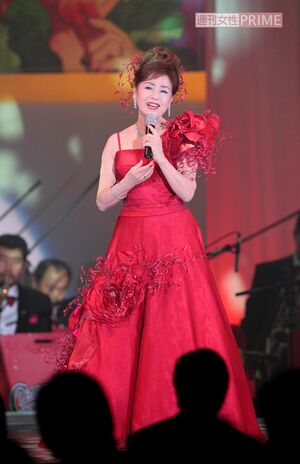 2007年の『芸能生活50周年パーティー』で艶やかに歌唱する五月みどり