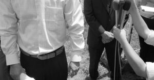 校長と面会後に取材に応じる亮くんの父親