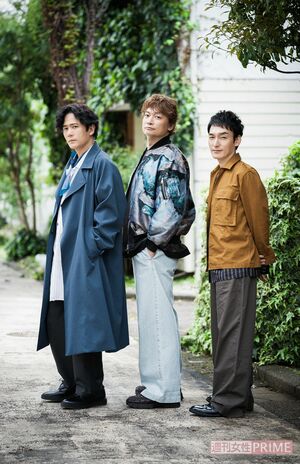 写真左から稲垣吾郎、香取慎吾、草なぎ剛　撮影／廣瀬靖士　取材・文／今井ひとみ（稲垣）、花村扶美（草なぎ、座談会）、伏見香織（香取）　ヘアメイク／金田順子（稲垣）、荒川英亮（草なぎ）、石崎達也（香取）　スタイリスト／黒澤彰乃　衣装協力／junhashimoto/junhashimoto OMOTESANDO、ネフォロジスト/株式会社ワイエムティー
