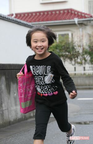 元気に英語塾へ出かけていく海音さん。取材班が来たのが嬉しかったのか「帰ってきても、まだいる？　ねぇ、いる？」と尋ねてきた（'11年8月）撮影／週刊女性写真班