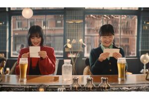 サントリーのCMシリーズ『プレモル子ちゃん』で『ちびまる子ちゃん』のまる子を演じる広瀬すずとたまちゃんを演じる伊藤沙莉（サントリーの公式YouTubeチャンネルより）