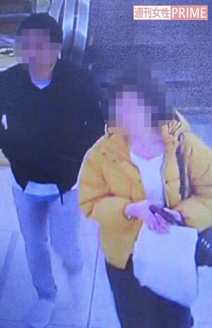 犯行後、A（左）は妻らしき女性と合流し、何食わぬ顔で店の外へ。写真1と同じ黒い上着にグレーのチノパン姿だ（読者提供）