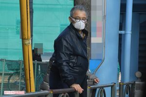 バス停でタクシーをつかまえる萩原健一（2019年1月撮影）