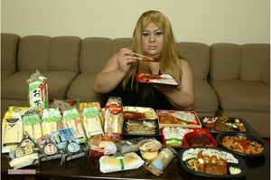 '05年、『週刊女性』の企画で大食いに挑戦する“金髪ギャル”時代のマツコ・デラックス