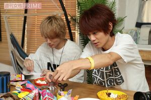 ミニソフトクリーム作成中のTSUBASAくんと、ひもグミを取り出すJunくん