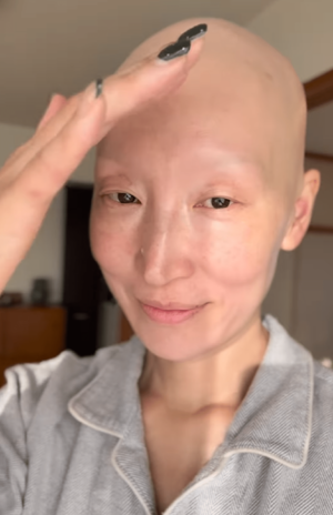 葉月さん。26歳で汎発性脱毛症を発症し、ヘアロスに。SNSや自身で開設したヘアロスで悩む人のためのポータルサイト「Style with Wigs」で、ウィッグやメイク、スタイリングについての情報を発信している。（Instagram＠wiglife.hazuki）