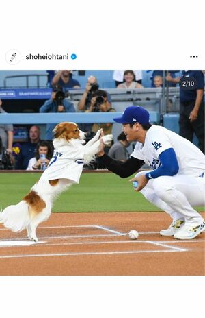 8月29日、デコピンの始球式が見事に成功(大谷翔平のインスタグラムより)