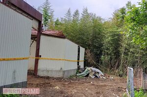 敷地への出入口と見られる周囲には高いフェンスとシャッターが取り付けられていた。近くには竹やぶがあり、春にはタケノコが採れそうだ