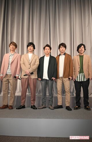 櫻井翔の画像・写真 | 『嵐 活動休止表明会見』での集合写真。中央の大野智は少し寂しそう - 75枚目 | 週刊女性PRIME