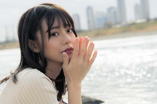 『ヤングドラゴンエイジ VOL.10』(KADOKAWA刊)のグラビアを飾った浅倉唯(PRTIMESより)