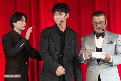 左から新田真剣佑、眞栄田郷、千葉真一さん