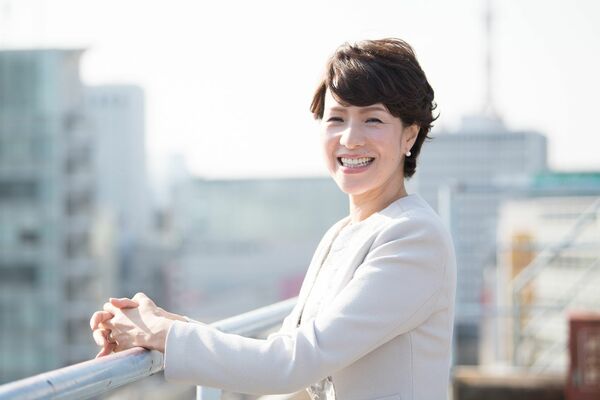 「今の私は、過去と現在に出会った人によって創られている。（いいも悪いも含めて）出会ったすべての人が私にとってかけがえない人」という里岡さん　撮影／渡邉智裕