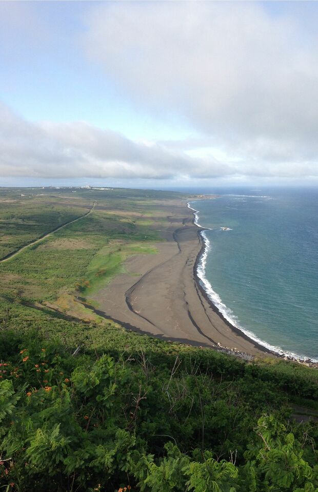 摺鉢山から見た海岸線。戦時中とも変わらない景色だという（提供）