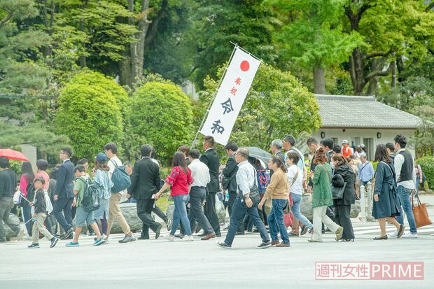 5月1日には、天皇陛下のご即位を祝福するために、「令和」幟を持参する人も